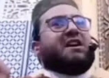 فيديو.. إمام يمنع النساء من الصلاة في المسجد بسبب التشويش