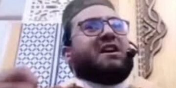 فيديو.. إمام يمنع النساء من الصلاة في المسجد بسبب التشويش