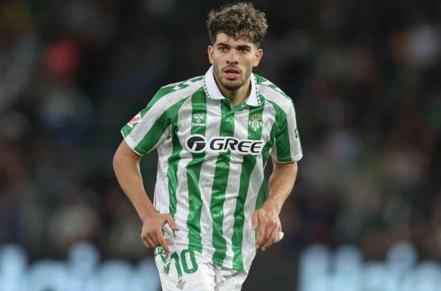 عبد الصمد الزلزولي يكتب التاريخ مع ريال بيتيس ويؤكد صعوده نحو النجومية الأوروبية