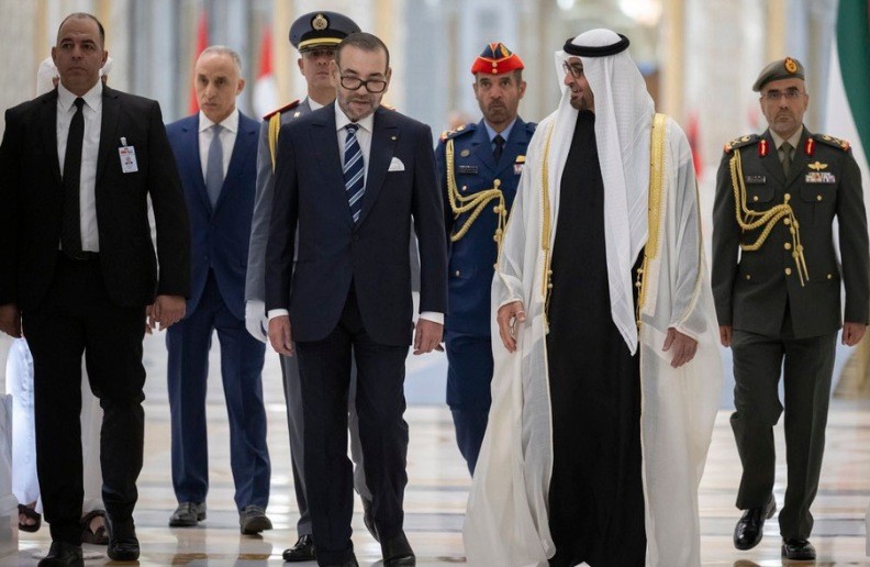 الملك محمد السادس يحل بأبوظبي في زيارة خاصة تعزز الشراكة المغربية الإماراتية