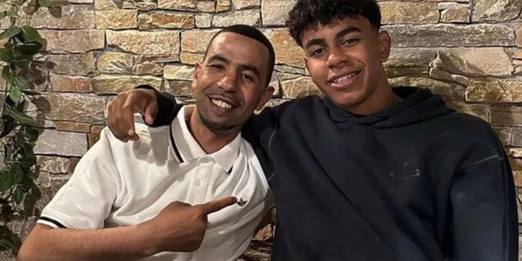 والد لامين جمال ينهار باكياً ويتواصل مع رئيس برشلونة لوقف العنصرية ضد ابنه