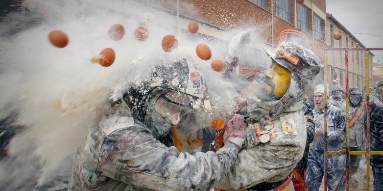 مهرجان إلس إنفاريناتس الإسباني – احتفال فريد بالبيض والدقيق عمره قرنان