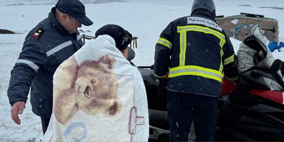 تدخل إنساني عاجل في أزرو ينقذ عائلة من خطر التجمد وسط حصار الثلوج