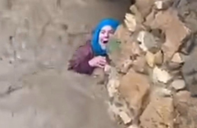 إنقاذ امرأة من الغرق وسط سيول عارمة في المدينة القديمة بآسفي