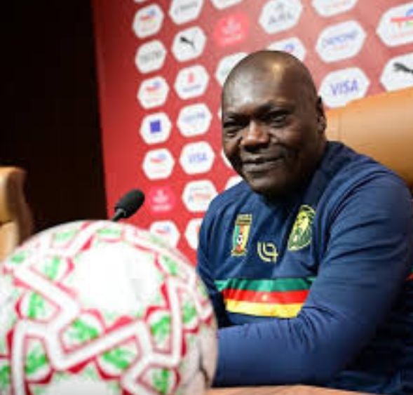 مدرب الكاميرون يشيد بالمغرب قبل المواجهة الحاسمة في ربع النهائي