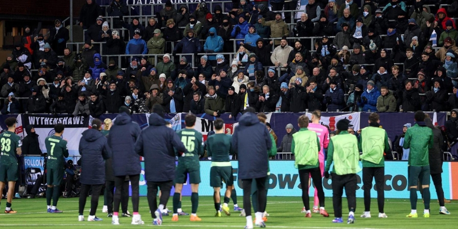 لاعبو مانشستر سيتي يعوضون مشجعيهم بعد الخسارة المذلة في النرويج