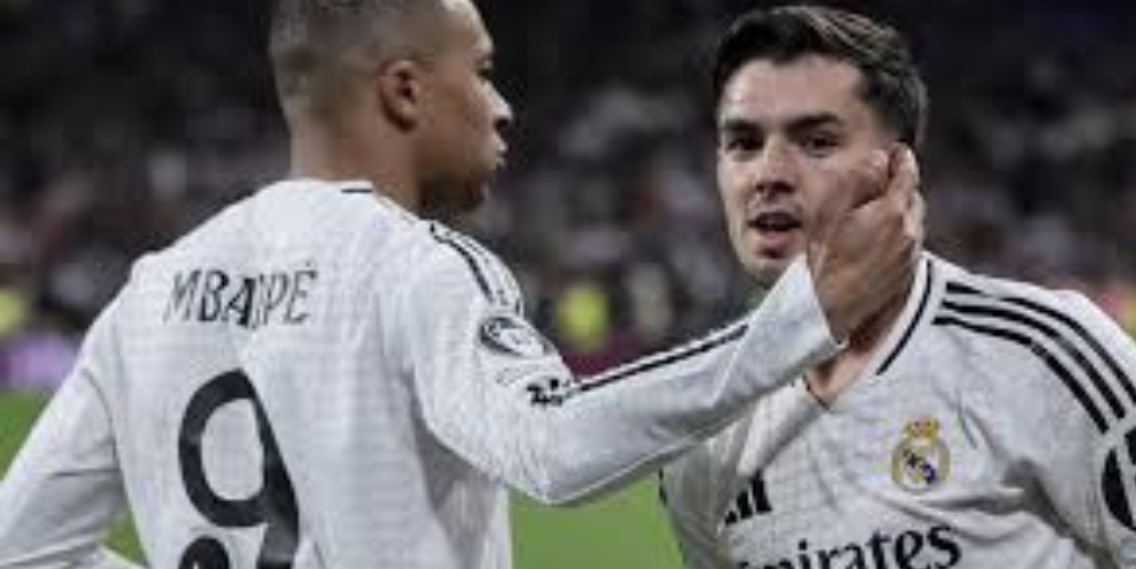 مبابي يواسي حكيمي بعد خسارة المغرب نهائي كأس أفريقيا أمام السنغال