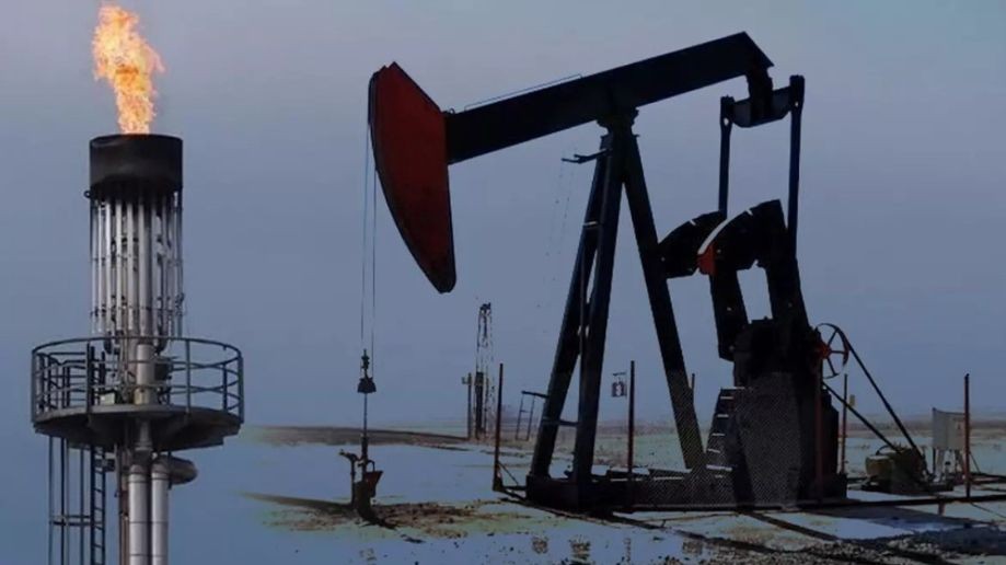 أسعار النفط تواصل الارتفاع بسبب عاصفة أمريكية تعطل الإمدادات