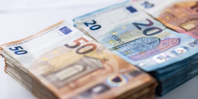 تحويلات المغاربة المقيمين بالخارج تحقق ارتفاعا طفيفا