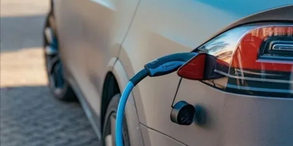 السيارات الكهربائية تتفوق على البنزين لأول مرة في أوروبا