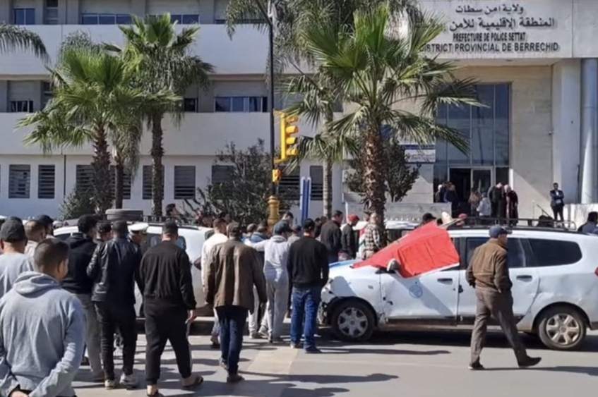 سائقو الأجرة ببرشيد يحتجون أمام المنطقة الأمنية رفضاً للنقل غير القانوني